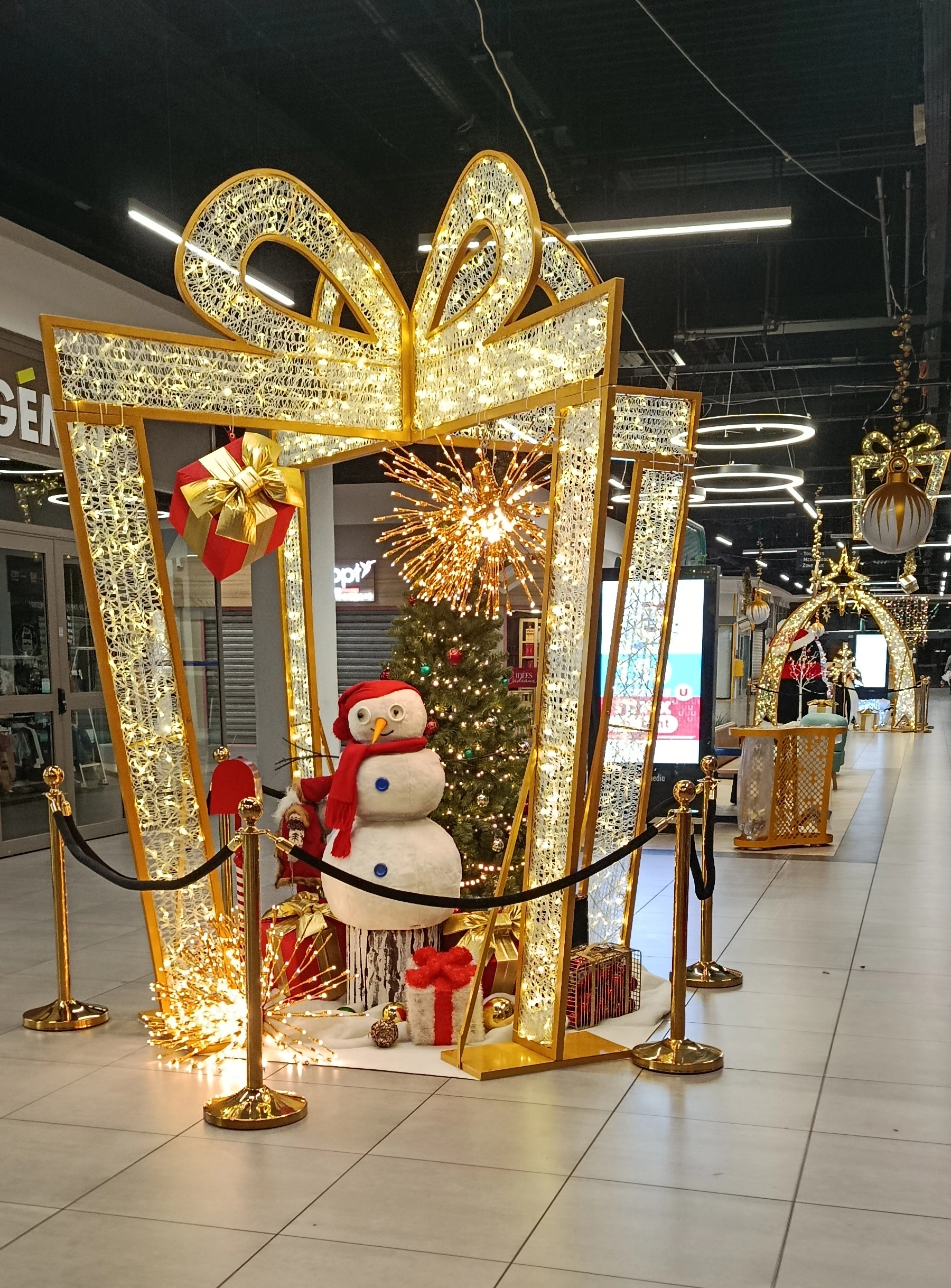 Décoration de Noël professionnelle - Centre commercial Hyper U Abbeville