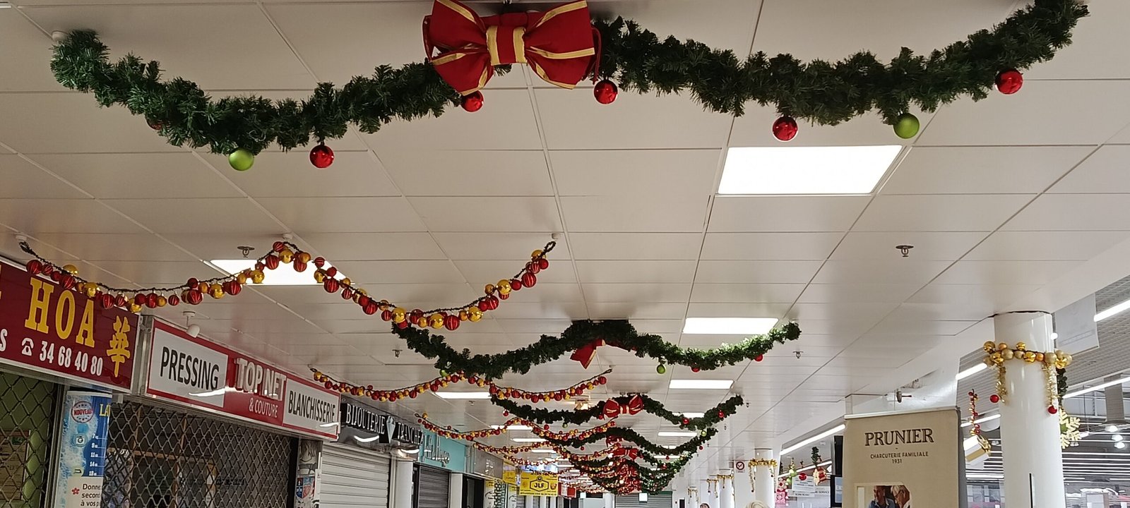 Décoration de Noël professionnelle - Centre commercial E. Leclerc Survilliers