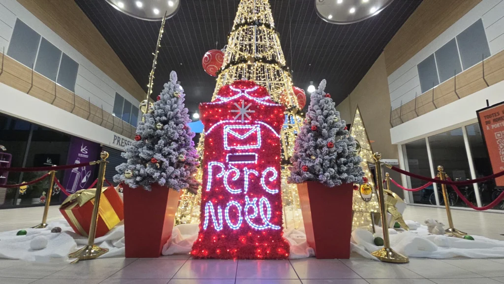 Sapin artificiel géant 8 mètres centre commercial Westfield décoré illuminations LED blanches Noël professionnel galerie marchande Île-de-France Hauts-de-France