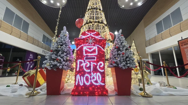 Sapin artificiel géant 8 mètres centre commercial Westfield décoré illuminations LED blanches Noël professionnel galerie marchande Île-de-France Hauts-de-France