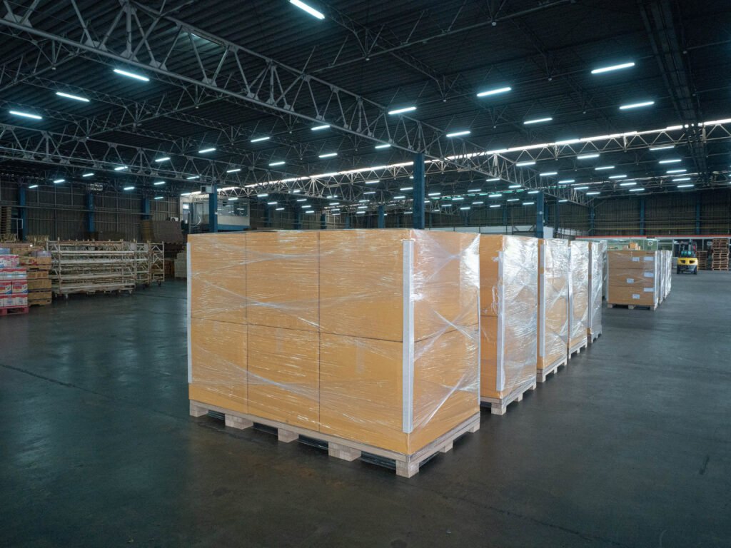 Stockage illumination LED professionnelle carton protection hors saison local technique démontage rangement galerie marchande centre commercial