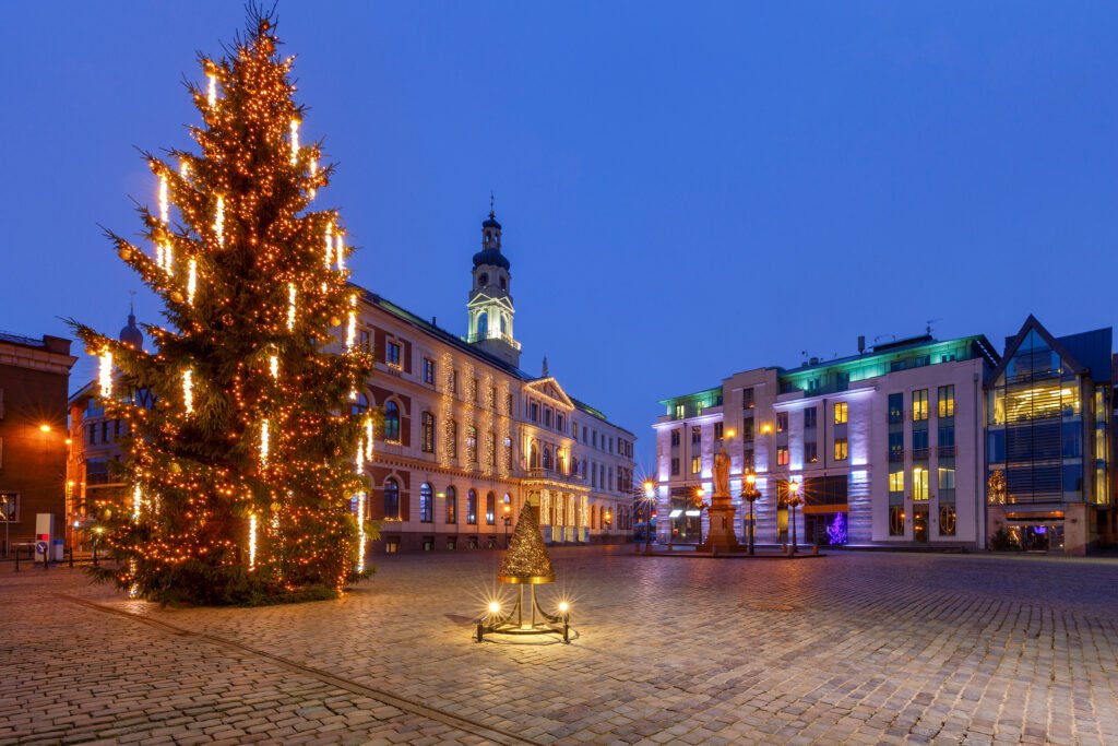 Installation sapin artificiel professionnel 5 mètres place publique mairie Hauts-de-France équipe DM Conseil grue décoration Noël commune Picardie